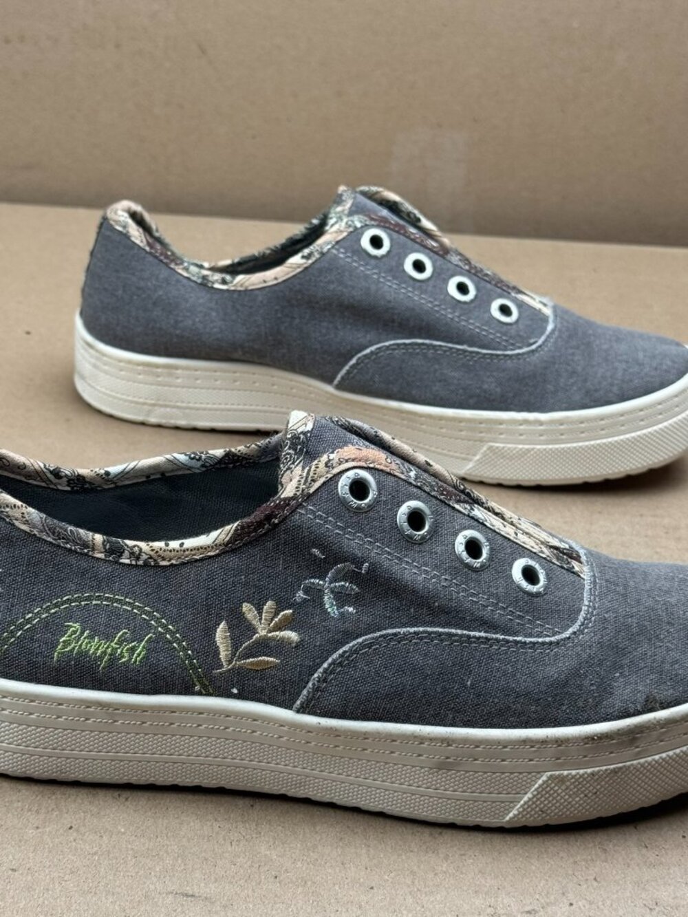 Blowfish Malibu Women’s Gray Canvas Embroidered Sneakers Size 7M EUR 37.5 - Picture 2 of 8